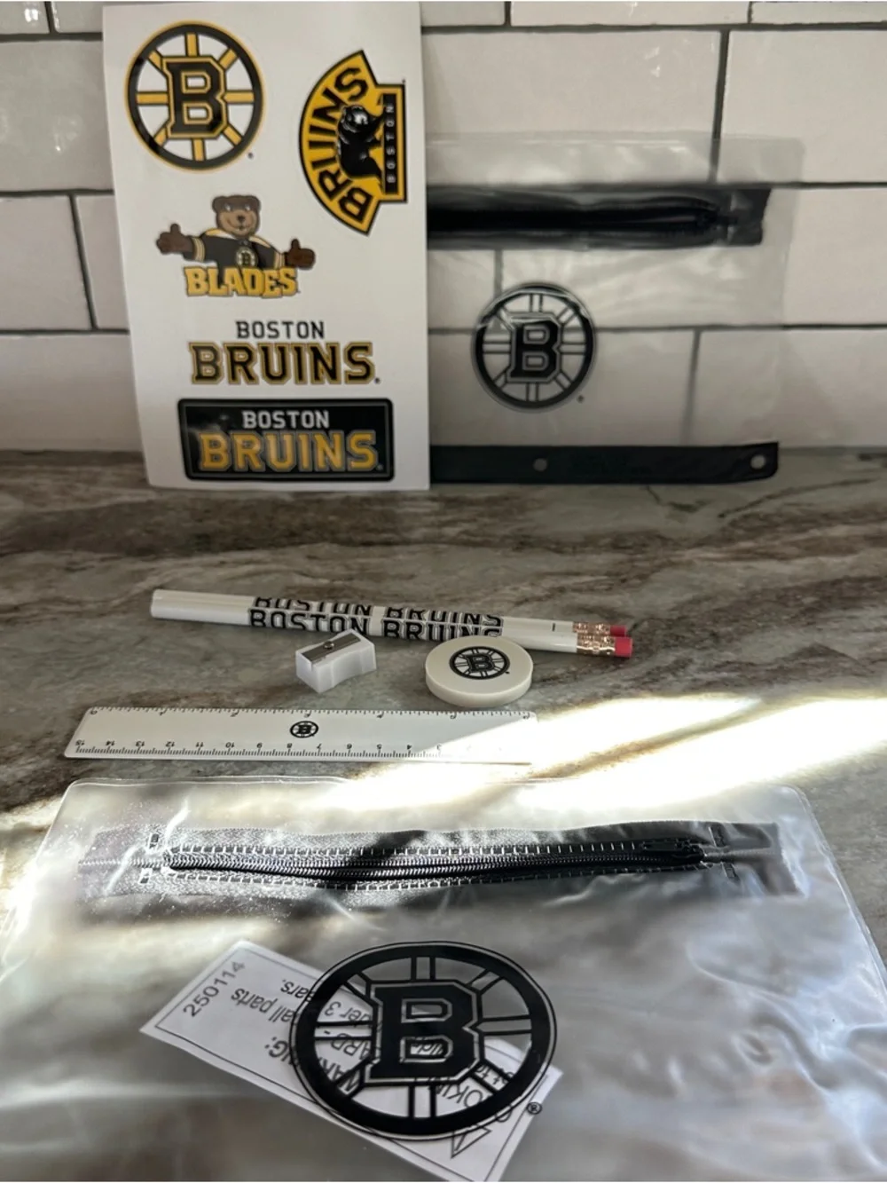 Boston Bruins Logo Pencil Set with Pouch - Black & White